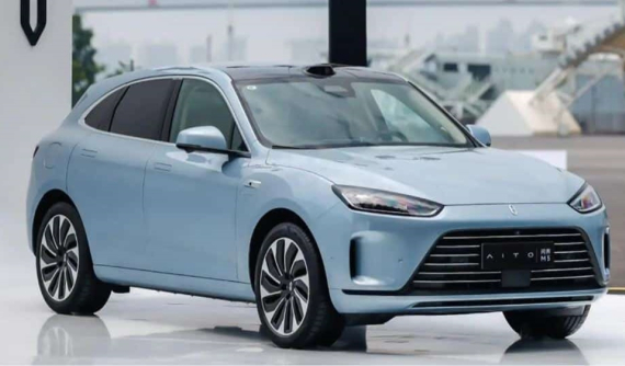 Ô tô đầu tiên của hãng điện thoại Huawei ra mắt bản nâng cấp với phạm vi hoạt động 1.455 km, giá từ 839 triệu đồng