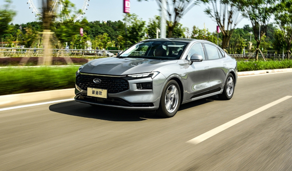 Ford Mondeo bản "giá rẻ" ra mắt ngay sát vách thị trường Việt Nam, giá từ 483 triệu đồng