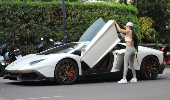 Siêu xe Lamborghini Aventador hơn 10 tỷ đồng từng của hot girl 9X Jessie Lương có gì hấp dẫn?