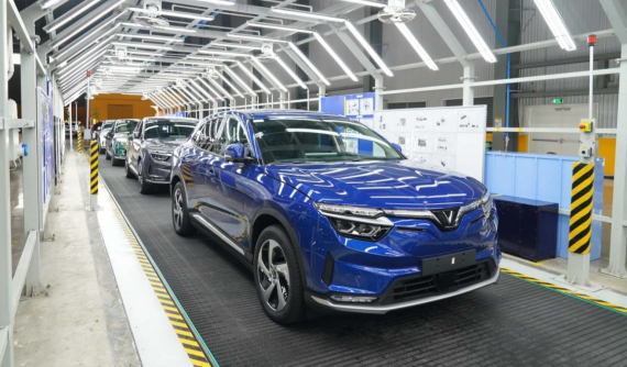 VinFast bàn giao hơn 11.000 ô tô điện cho khách hàng Việt trong vòng nửa năm, một phần nhờ taxi xanh