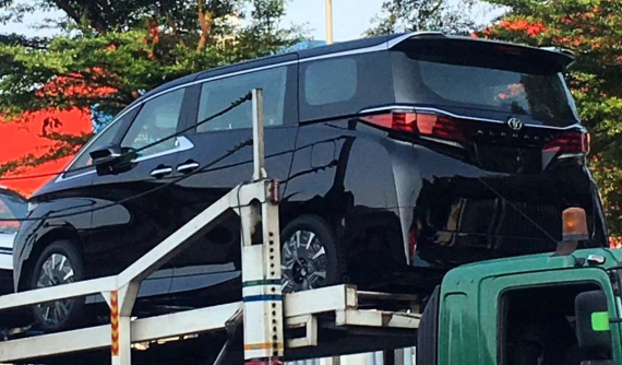 MPV cao cấp Toyota Alphard 2024 được vận chuyển trên đường phố Đông Nam Á, có thể sẽ sớm bán ở Việt Nam