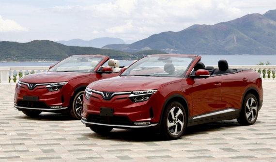 Xôn xao với hình ảnh cặp đôi xe điện VinFast VF8 mui trần xuất hiện tại Việt Nam