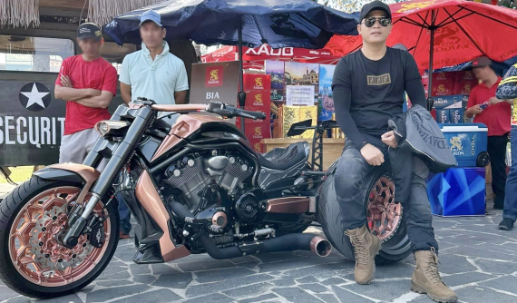 Harley-Davidson V-Rod của Hoàng Kim Khánh được vợ tặng 5 năm trước giờ khác lạ ra sao? Đúng là đại gia thích chơi hàng độc