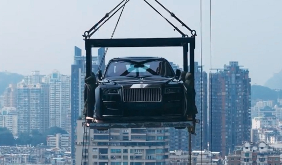Tỷ phú cẩu chiếc Rolls-Royce Ghost của mình lên căn penthouse ở tầng 44
