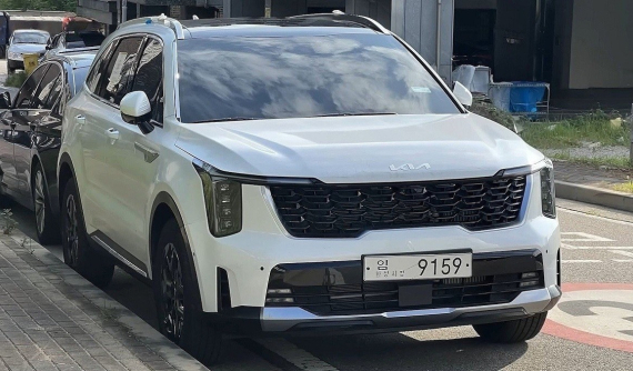 Chiêm ngưỡng thiết kế thực tế của Kia Sorento 2024, có nét giống xe sang Cadillac, Hyundai Santa Fe gặp nguy