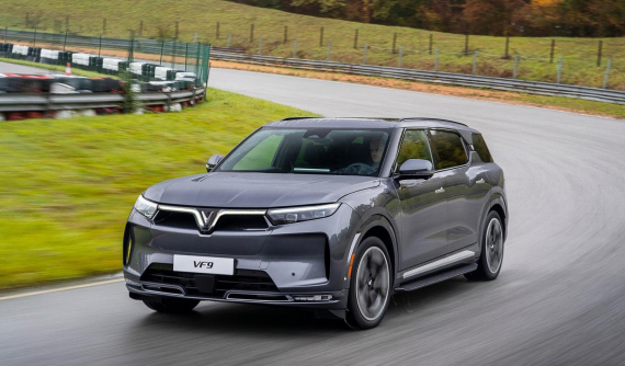 VinFast âm thầm tung ra VF9 Plus phiên bản trần kim loại mới để chiều lòng người dùng Việt