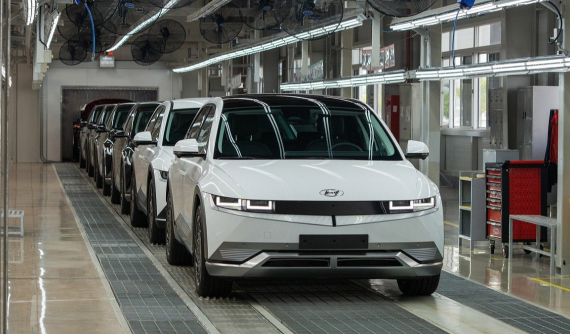 Hyundai Ioniq 5 chính thức được bán ở Việt Nam, lắp ráp trong nước, giá từ 1,3 tỷ đồng, cạnh tranh VinFast VF8