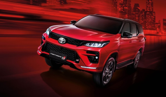 Vén màn Toyota Fortuner 2023, có thêm sạc điện thoại không dây và máy dầu 2.8L mạnh hơn