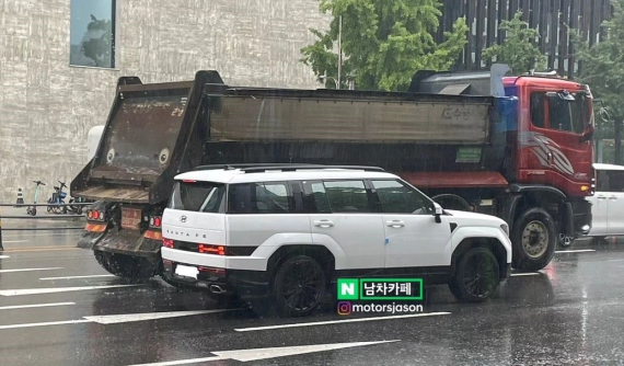 Hình ảnh Hyundai Santa Fe 2024 sóng đôi với xe ben cho thấy mẫu SUV này đã tăng mạnh về kích thước