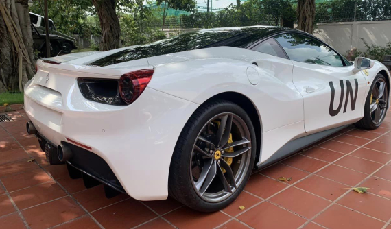 "Qua" Vũ bổ sung thêm 1 chiếc siêu xe Ferrari vào đội hình xe "ngựa chồm", số lượng đã vượt 19 chiếc