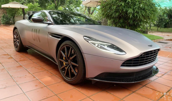 Trên đà mua sắm xe trong tháng 7, "Qua" Vũ tậu luôn Aston Martin DB11 mới tinh còn xót lại trên thị trường
