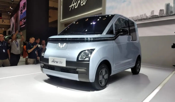 Ô tô điện bán chạy Wuling Air ev thêm bản tiêu chuẩn với giá rẻ hơn, đi được 200 km sau khi sạc đầy pin