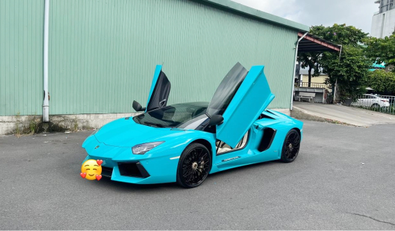 Thực hư tin đồn siêu xe mui trần Lamborghini Aventador Roadster màu xanh ngọc mới cập bến Việt Nam