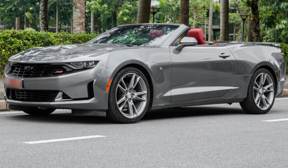 Cận cảnh Chevrolet Camaro RS mui trần hàng hiếm tại Việt Nam, vài tiếng rao bán đã được giảm tận 300 triệu đồng
