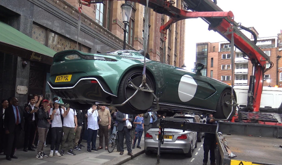 Đại gia đỗ xe sai quy định, siêu phẩm Aston Martin V12 Speedster liền bị "cẩu" về đồn, 1 tiếng sau đã được "thả"