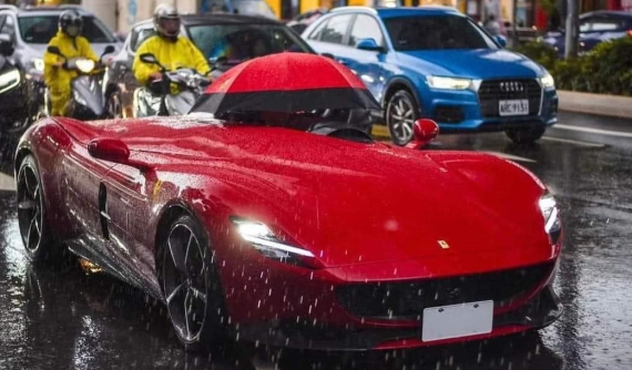 Đại gia Đài Loan cầm ô che mưa khi đang lái Ferrari Monza hơn 65 tỷ đồng trên phố, Minh "Nhựa" lo mà đối phó với McLaren Elva trăm tỷ
