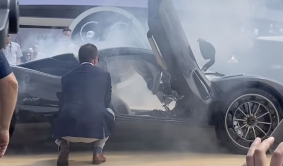 Pagani Utopia giá gần 60 tỷ đồng bất ngờ bốc khói, lý do là 1 khách đã táy máy tay chân bấm vào nút này