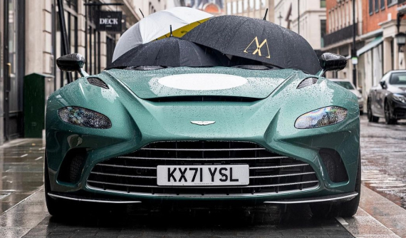 Đại gia dùng đến 3 cây dù để giúp nội thất xe Aston Martin triệu USD không bị ướt nhẹp do mưa bất chợt