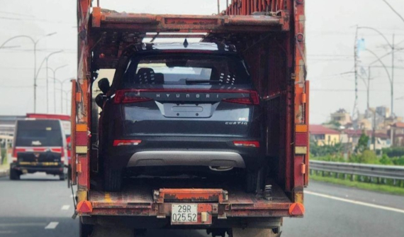 Hyundai Custo được vận chuyển trên đường phố Việt Nam, đại lý báo giá rẻ hơn Kia Carnival