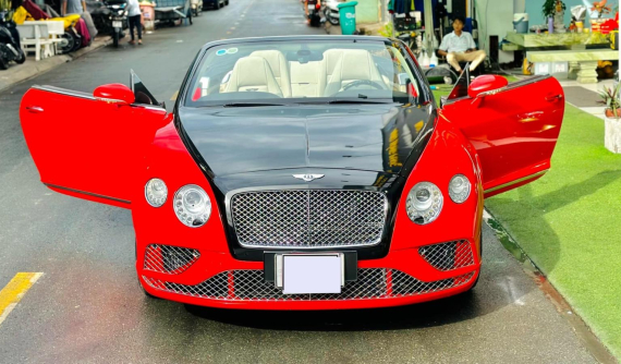 Đánh giá nhanh Bentley Continental GTC với bản độ rất khác biệt tại Việt Nam: Nội thất độ màn hình to như xe Tesla