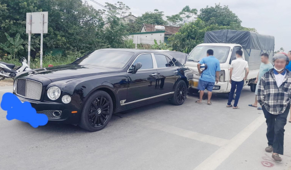 Nghệ An: Xe tải va chạm làm bể đèn hậu của xe siêu sang Bentley Mulsanne