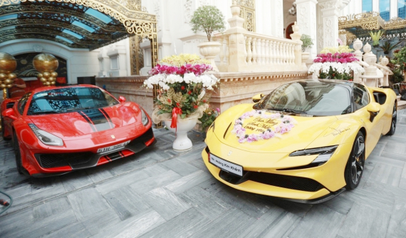 Cặp đôi Ferrari hơn 80 tỷ đồng của Hoàng Kim Khánh, 1 xe mở mui đẹp mắt, xe còn lại PHEV đầy hiện đại