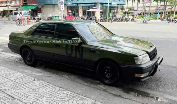 "Xe bộ trưởng" Toyota Crown với phong cách quân đội của nhà sưu tập siêu xe lớn nhất Việt Nam