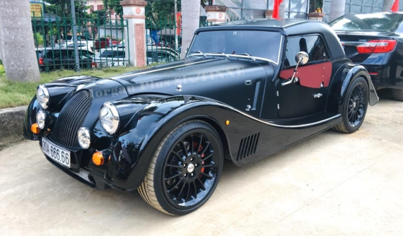 Doanh nhân Thái Nguyên dạo phố cùng Morgan Plus Six biển ngũ quý 6 với chiếc mui màu đen gây tò mò