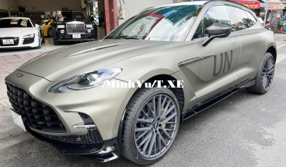 Chi tiết SUV V8 mạnh nhất thế giới trên đường phố Sài thành, chủ nhân còn sở hữu 1 xe khác