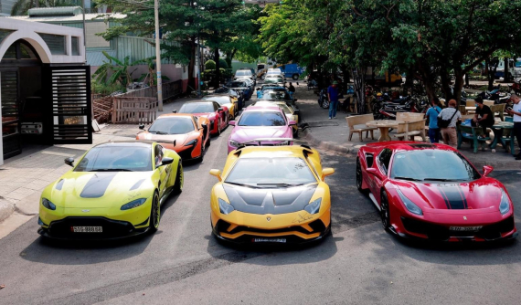 Nhiều tiền như Hoàng Kim Khánh cũng có nỗi khổ tâm, xe quá nhiều nên không đủ mang vào nhà, đành phải để ở công viên