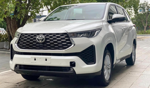 Rẻ hơn 180 triệu đồng, Toyota Innova Cross 2024 phiên bản máy xăng thiếu những trang bị gì so với bản hybrid?