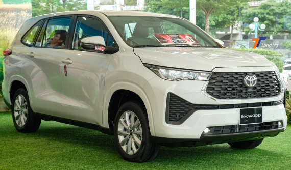Chi tiết Toyota Innova Cross bản máy xăng mới về đại lý, liệu có đủ thuyết phục với mức giá 810 triệu đồng?