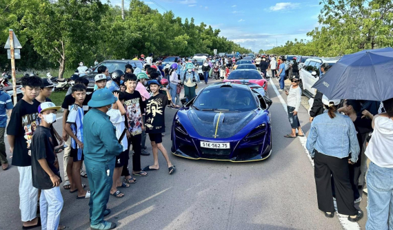 Lập kỷ lục Guinness diều lớn nhất Việt Nam, Hoàng Kim Khánh điều động dàn siêu xe hơn 350 tỷ đồng về Bình Thuận