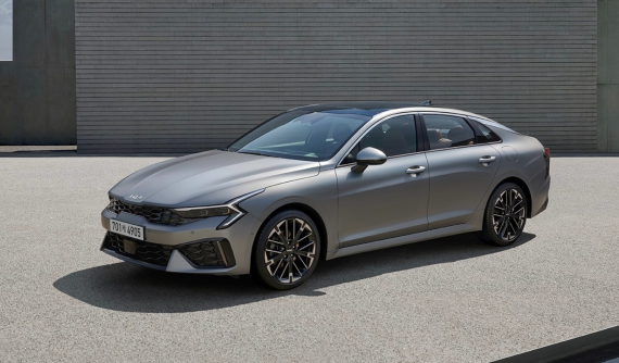 Kia K5 2024 trình làng với thiết kế cải tiến và màn hình cong 24,6 inch mới