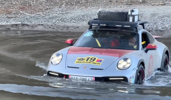 Đại gia Hải Phòng chơi lớn khi mang xe Porsche 911 Dakar lội suối khi qua đường đèo