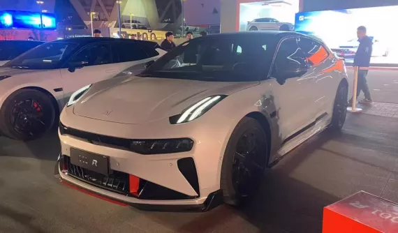 Đánh giá nhanh Zeekr 001 FR 2024: Xe đua đường phố tăng tốc 0-100 km/h còn nhanh hơn Bugatti Chiron, giá từ 2,5 tỷ đồng