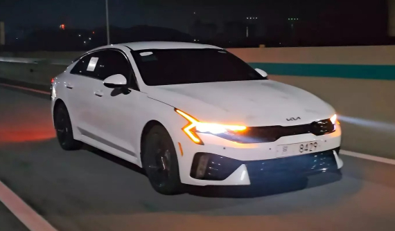Kia K5 2024 xuất hiện "bằng xương, bằng thịt" trên đường phố với thiết kế mới