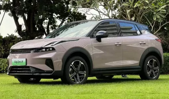 SUV cỡ nhỏ Lynk & Co 06 EM-P với con chip đầu tiên do Trung Quốc sản xuất chính thức ra mắt, giá từ 443 triệu đồng
