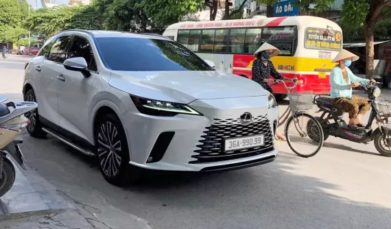 Đấu trúng biển số 36A-990.99 chỉ 120 triệu đồng, đại gia Thanh Hóa liền tậu Lexus RX350 2023 về lắp biển đẹp
