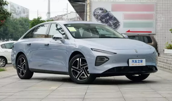 Đánh giá nhanh Roewe D7: Sedan mới của SAIC với tầm hoạt động đến 610 km chỉ sau 1 lần sạc, giá từ 488 triệu đồng