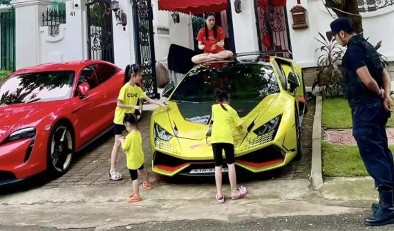 Vợ chồng Đoàn Di Băng bán siêu xe Lamborghini Huracan biển tam hoa 7, tiền độ đã hơn 2,5 tỷ đồng, từng bị con gái vẽ bậy