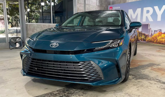 Toyota Camry 2024 chính thức trình làng, thiết kế như Crown mới, cắt bản máy xăng, chỉ còn bản hybrid