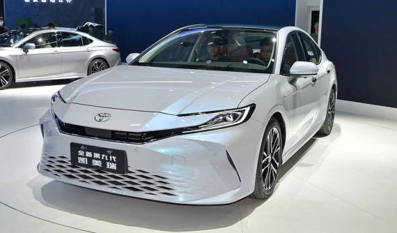 Cận cảnh Toyota Camry 2024 dành cho thị trường sát cạnh Việt Nam với thiết kế trẻ trung hơn