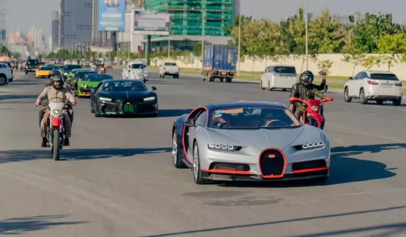 Đại gia Campuchia mang 2 chiếc Bugatti Chiron siêu đắt đỏ dạo phố, giới truyền thông châu Á sững sờ