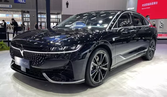 Voyah Passion PHEV 2023 ra mắt: Sedan "ăn xăng" còn ít hơn cả xe máy, chỉ 0,5 lít/100 km