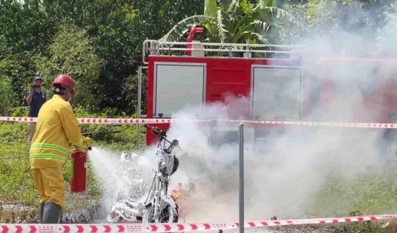 Cháy pin xe điện có thể dễ dàng  dập tắt nhờ các loại bình nội địa rẻ tiền sau