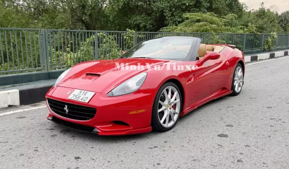 Ngoại cảnh cùng siêu xe Ferrari California hàng hiếm: 13 năm chỉ 1 chủ, trung bình mỗi năm chạy 1.139 miles