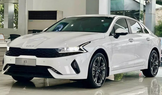 Kia K5 giảm giá sốc xuống còn 720 triệu đồng, rẻ hơn cả sedan hạng C