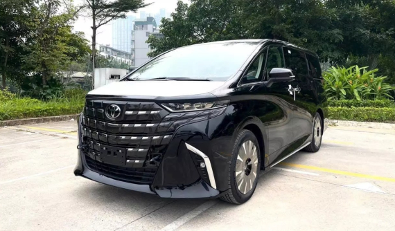 Cận cảnh "chuyên cơ mặt đất" Toyota Alphard 2024 tại đại lý, sẵn sàng bàn giao cho khách Việt
