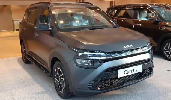 Cận cảnh thiết kế "bằng xương, bằng thịt" của Kia Carens X-Line với màu sơn nhám và màn hình giải trí phía sau